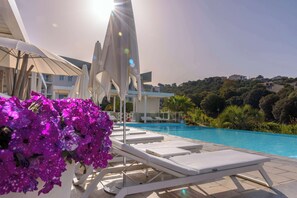 Outdoor pool, pool umbrellas, sun loungers