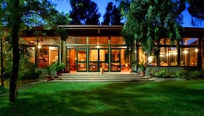 Fassade der Unterkunft – Abend/Nacht