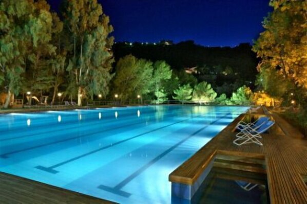 Außenpool (je nach Saison geöffnet), Liegestühle