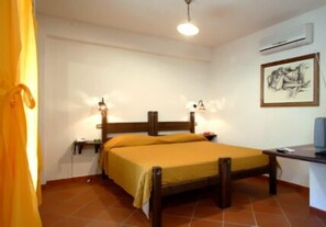 Minibar, Zimmersafe, Schreibtisch, Bügeleisen/Bügelbrett