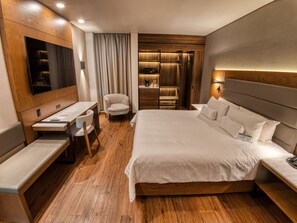 Caja de seguridad en la habitación, escritorio y cortinas blackout 