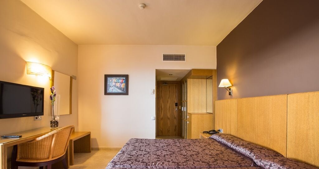 Minibar, WiFi (free), bed sheets