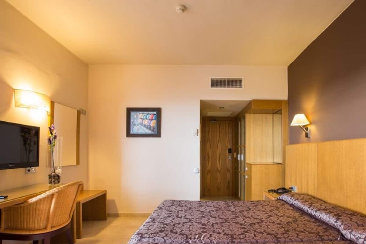 Minibar, WiFi (free), bed sheets