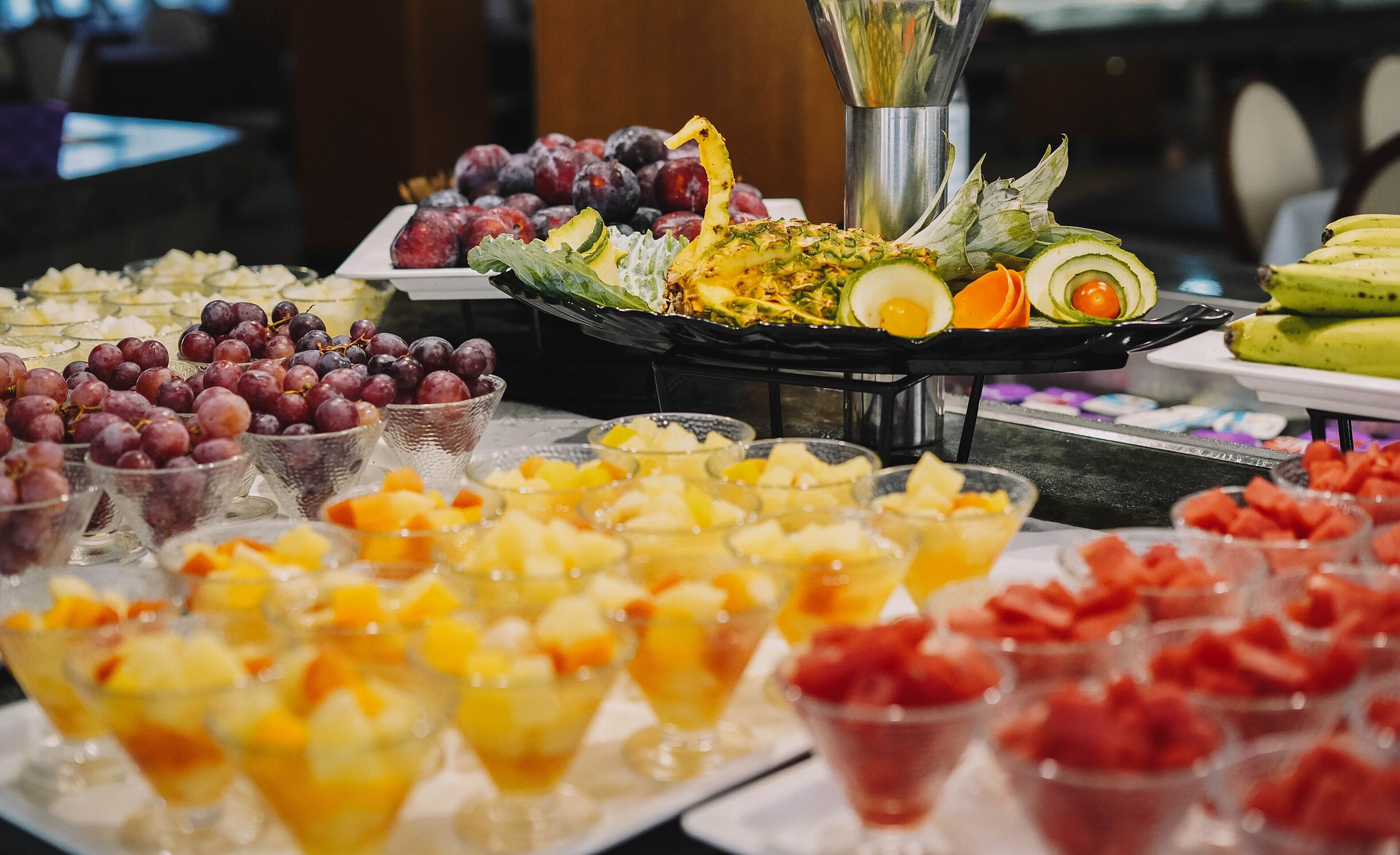 Un buffet proposant une variété de fruits et un espace dédié aux boissons chaudes.
