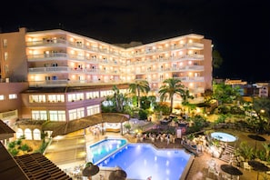 A multi-story hotel with a swimming pool, outdoor seating, and a bar area. - Alba Seleqtta (Lloret de Mar)