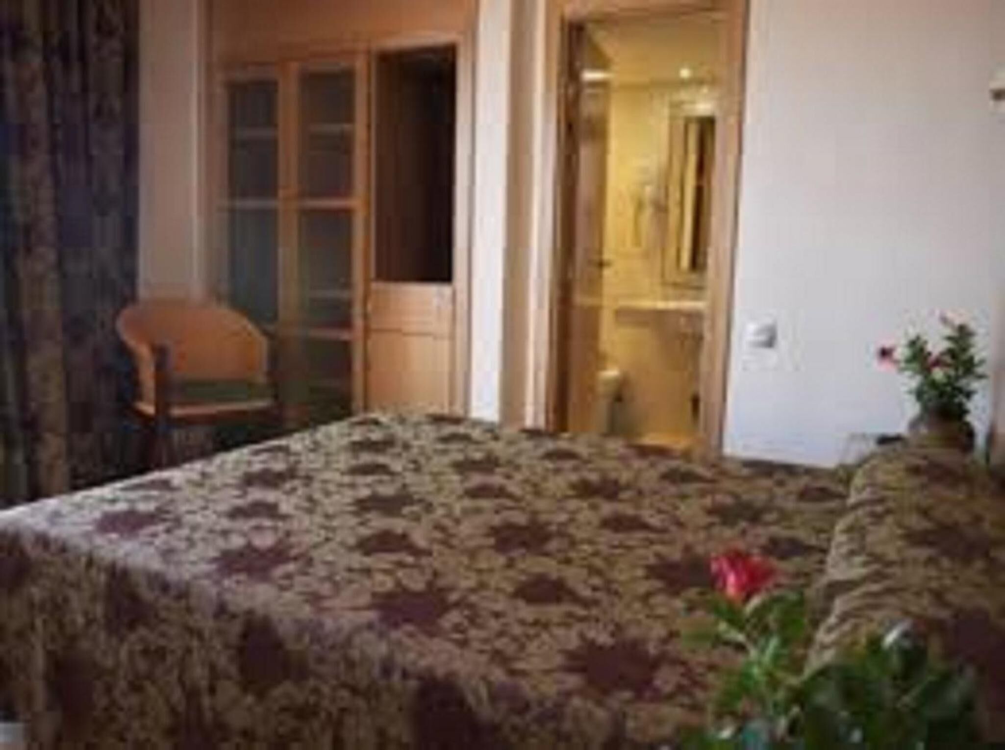 Minibar, WiFi (free), bed sheets