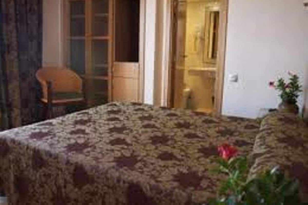 Minibar, WiFi (free), bed sheets