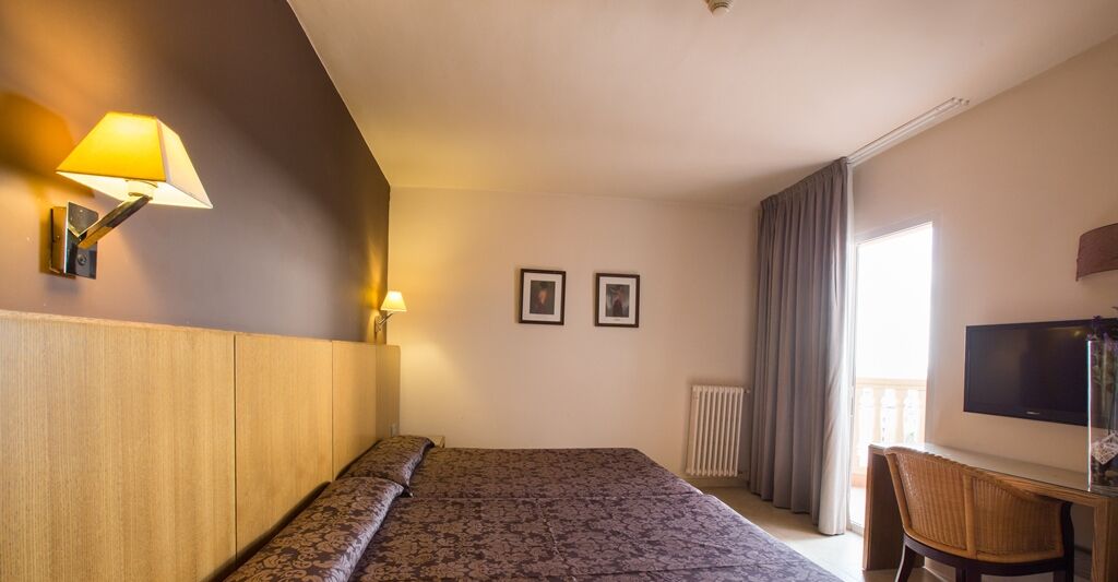 Minibar, WiFi (free), bed sheets