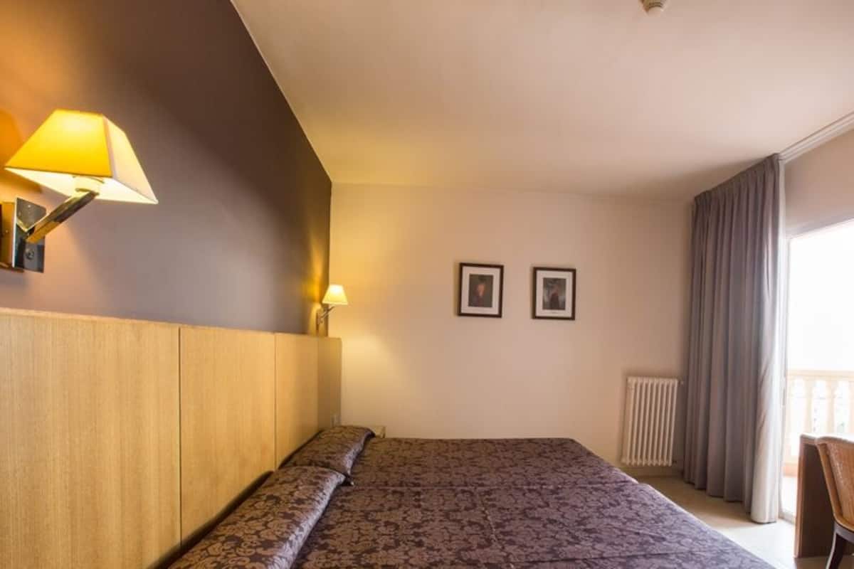 Minibar, WiFi (free), bed sheets