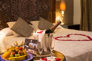Minibar, wifi gratis y ropa de cama