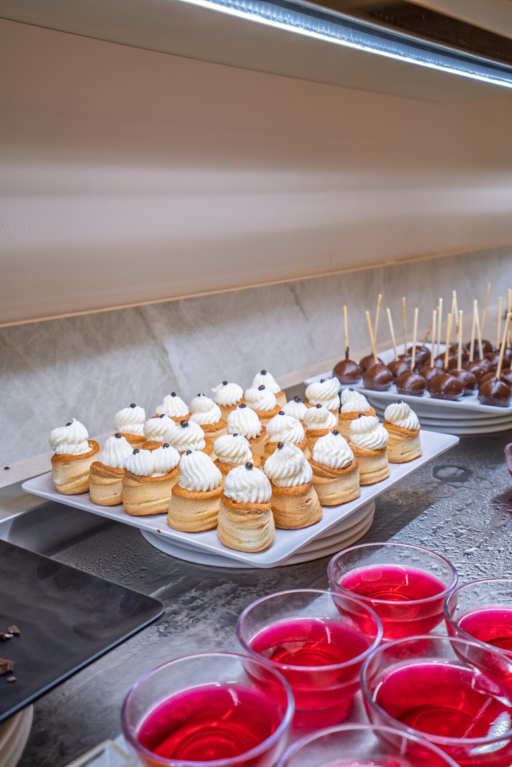 Ein Buffet mit verschiedenen Desserts und Getränken.