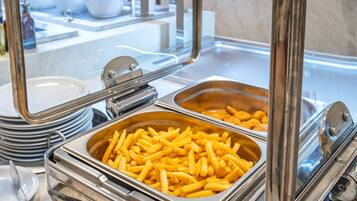 Un'attrezzatura per buffet con un contenitore per patatine fritte e una vetrina.