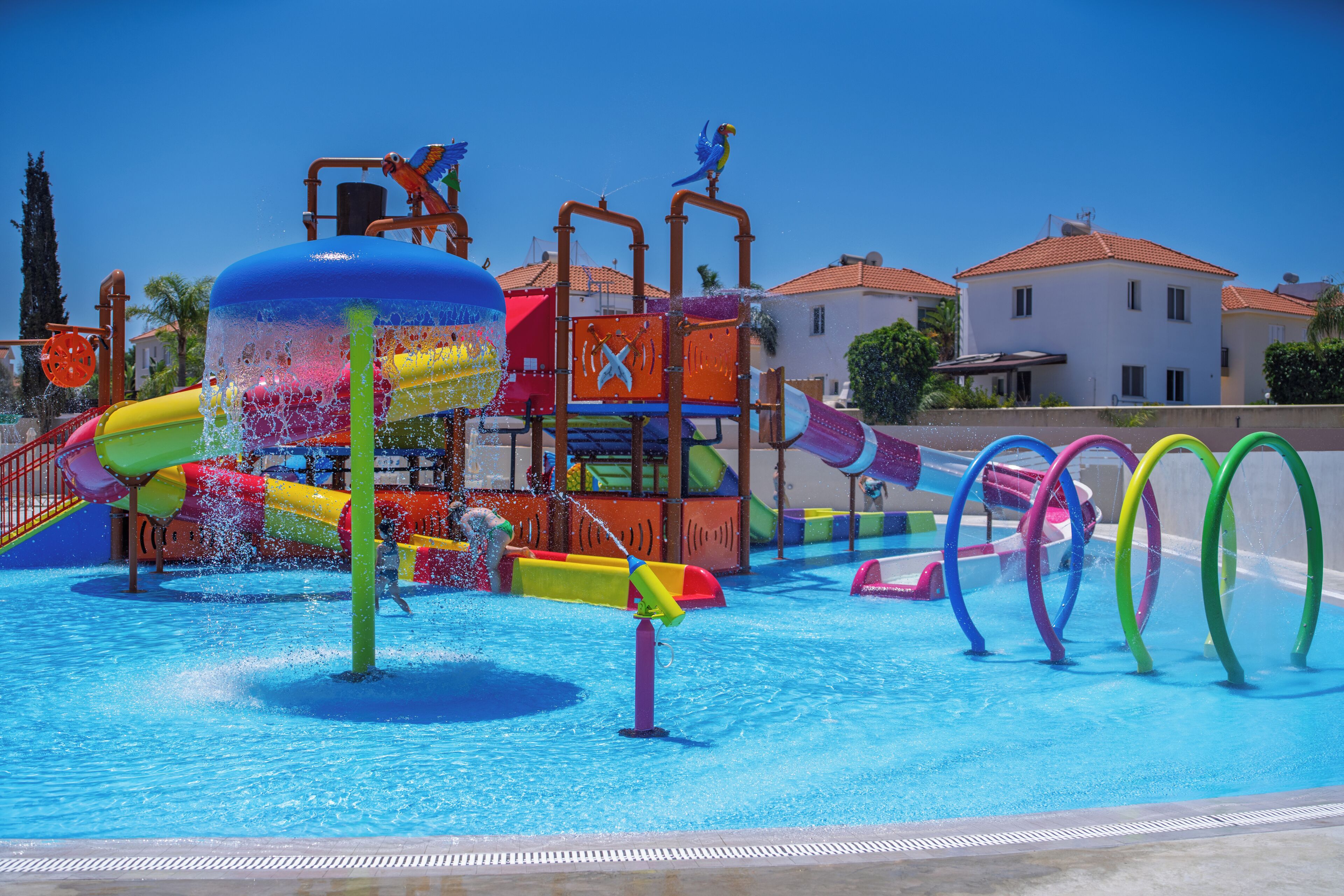 Ein Wasserpark mit Rutschen und Wasserspielen.