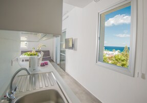 Estudio | Cocina privada | Frigorífico, microondas y utensilios de cocina