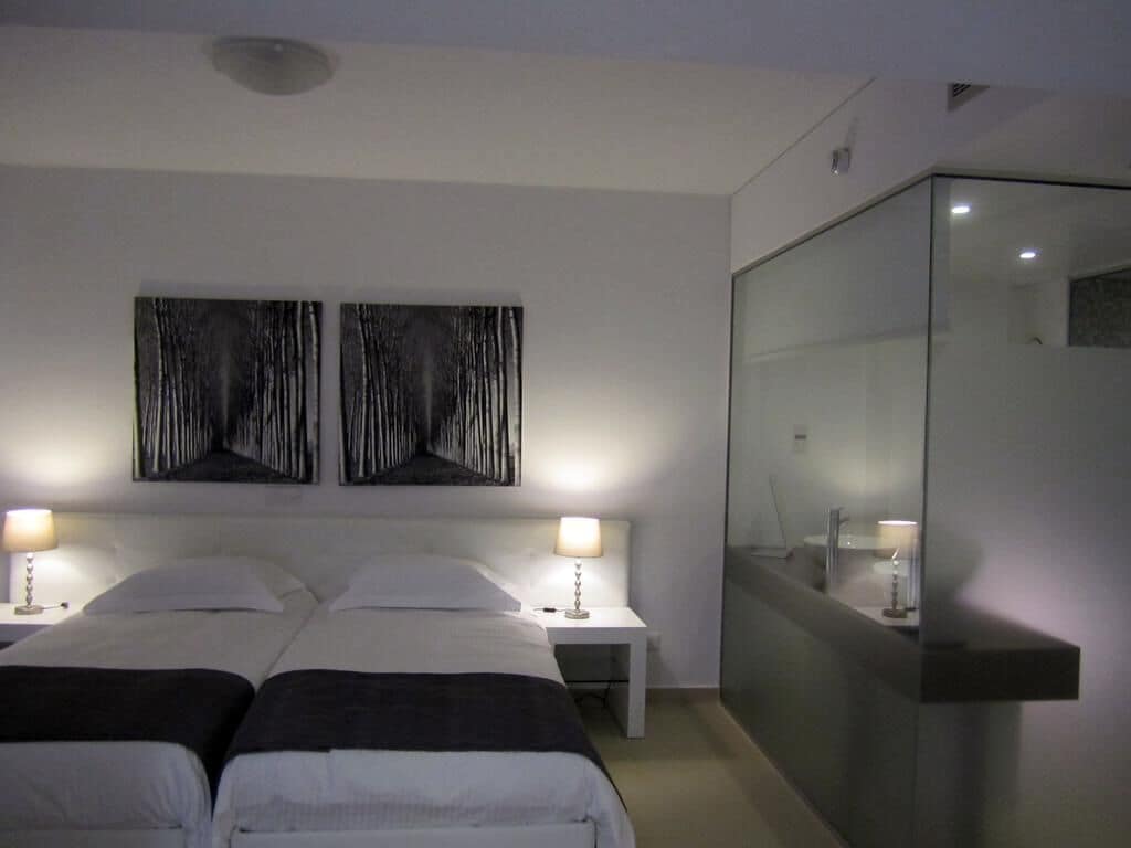 Cortinas blackout, tabla de planchar con plancha y cunas gratuitas 