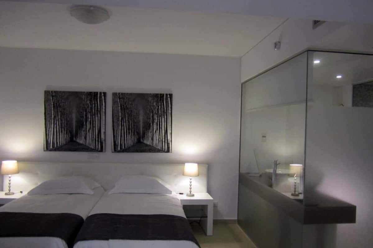 Cortinas blackout, tabla de planchar con plancha y cunas gratuitas