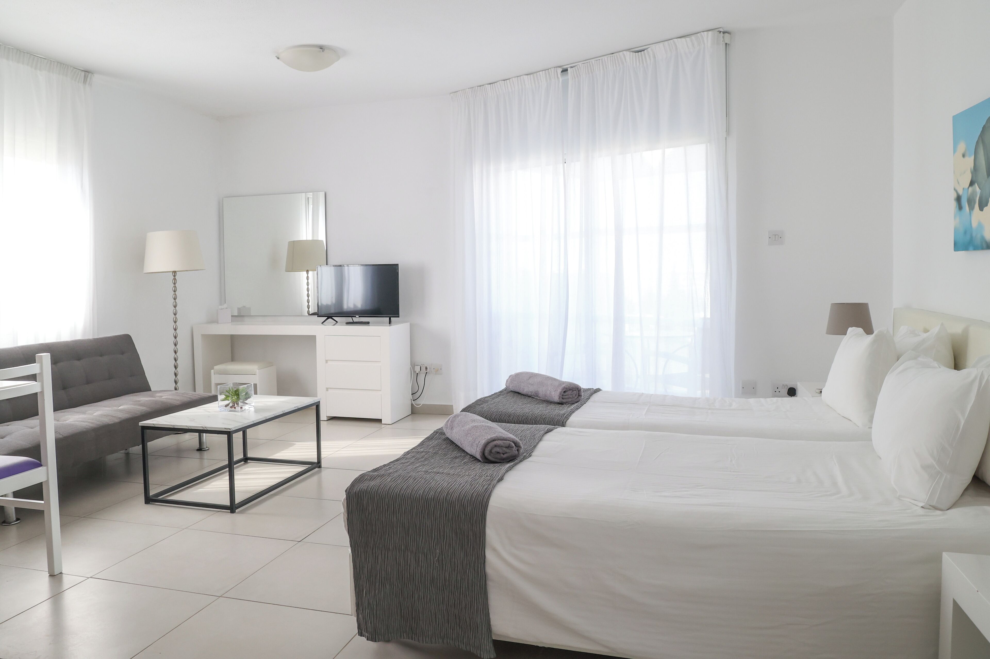 Cortinas blackout, tabla de planchar con plancha y cunas gratuitas 
