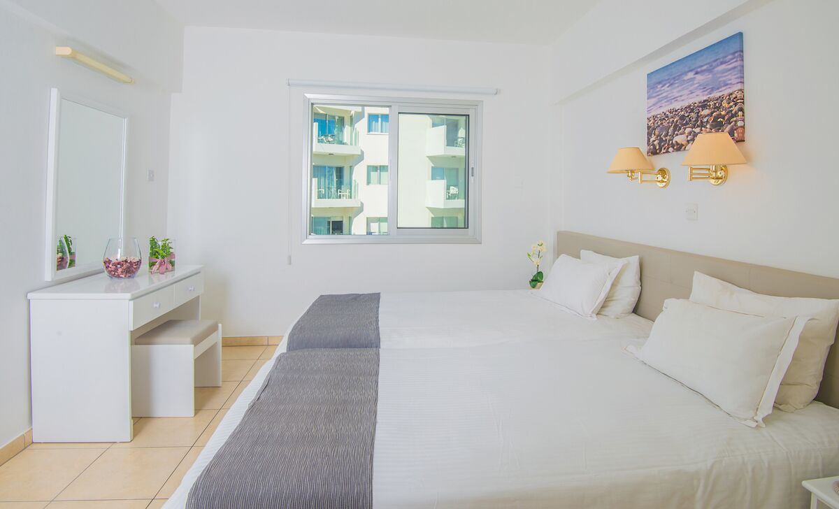 Cortinas blackout, tabla de planchar con plancha y cunas gratuitas 