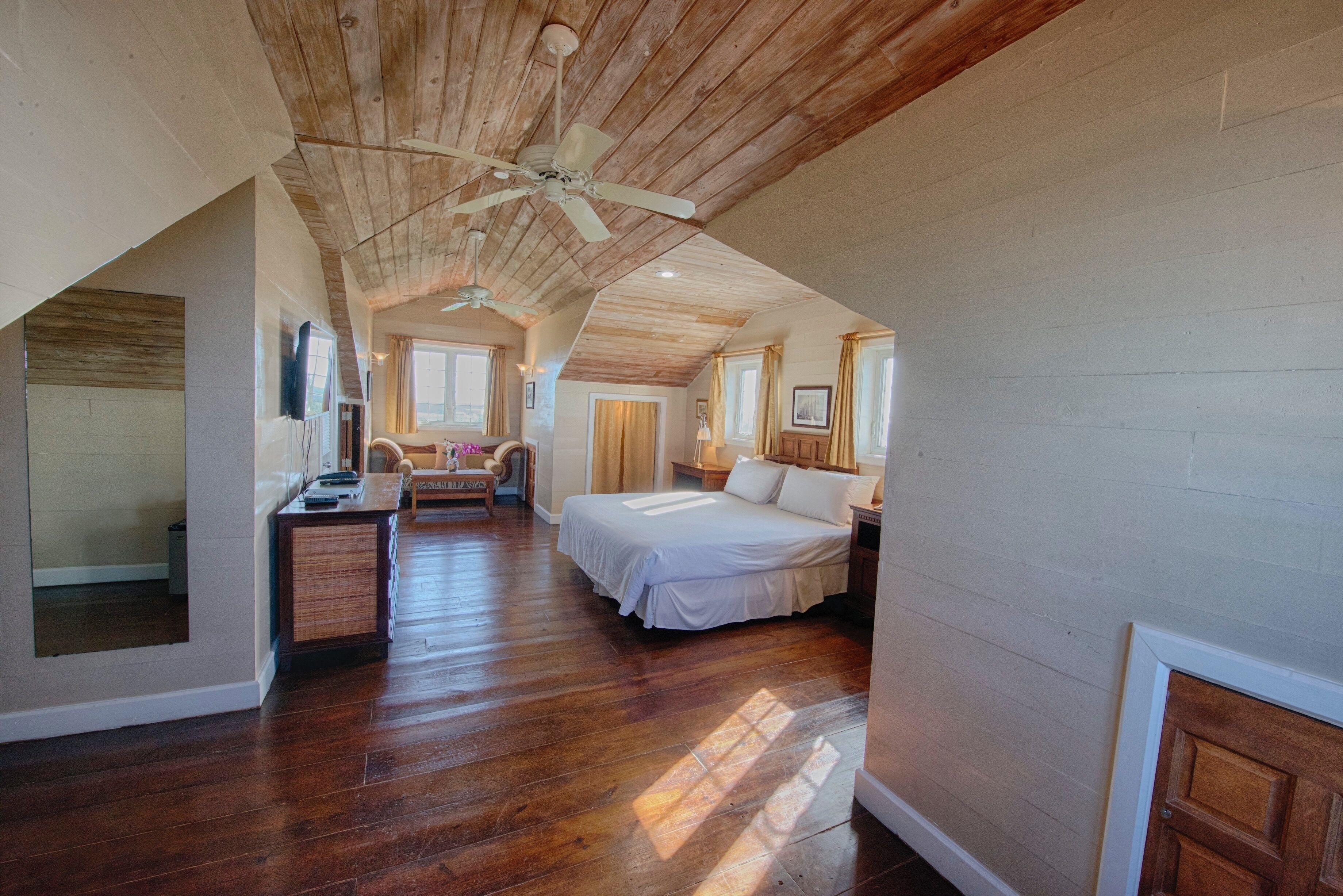 studio suite, 1 king bed, garden view | 1 bedroom, minibar, desk, laptop workspace