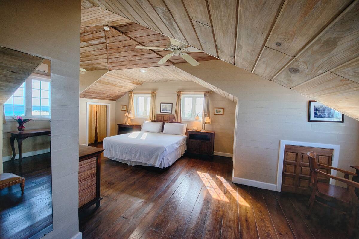 studio suite, 1 king bed, garden view | 1 bedroom, minibar, desk, laptop workspace