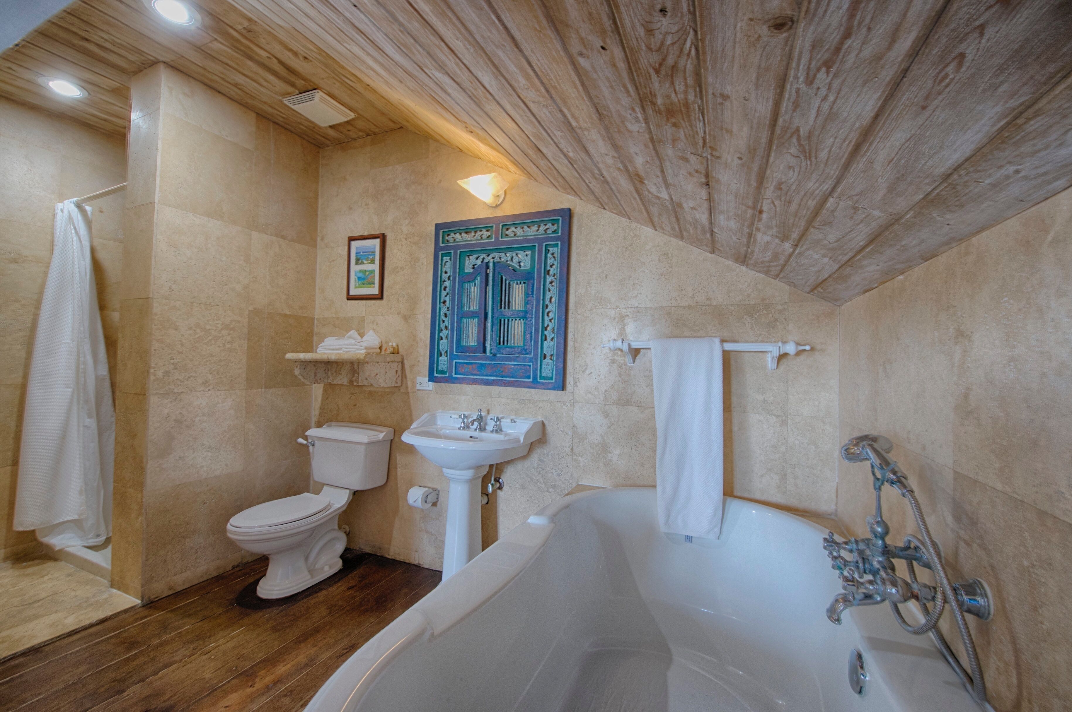 studio suite, 1 king bed, garden view | bathroom | jetted bath, free toiletries, hair dryer, towels