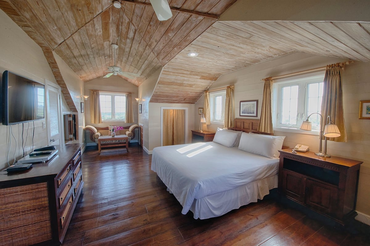 studio suite, 1 king bed, garden view | bathroom | jetted bath, free toiletries, hair dryer, towels