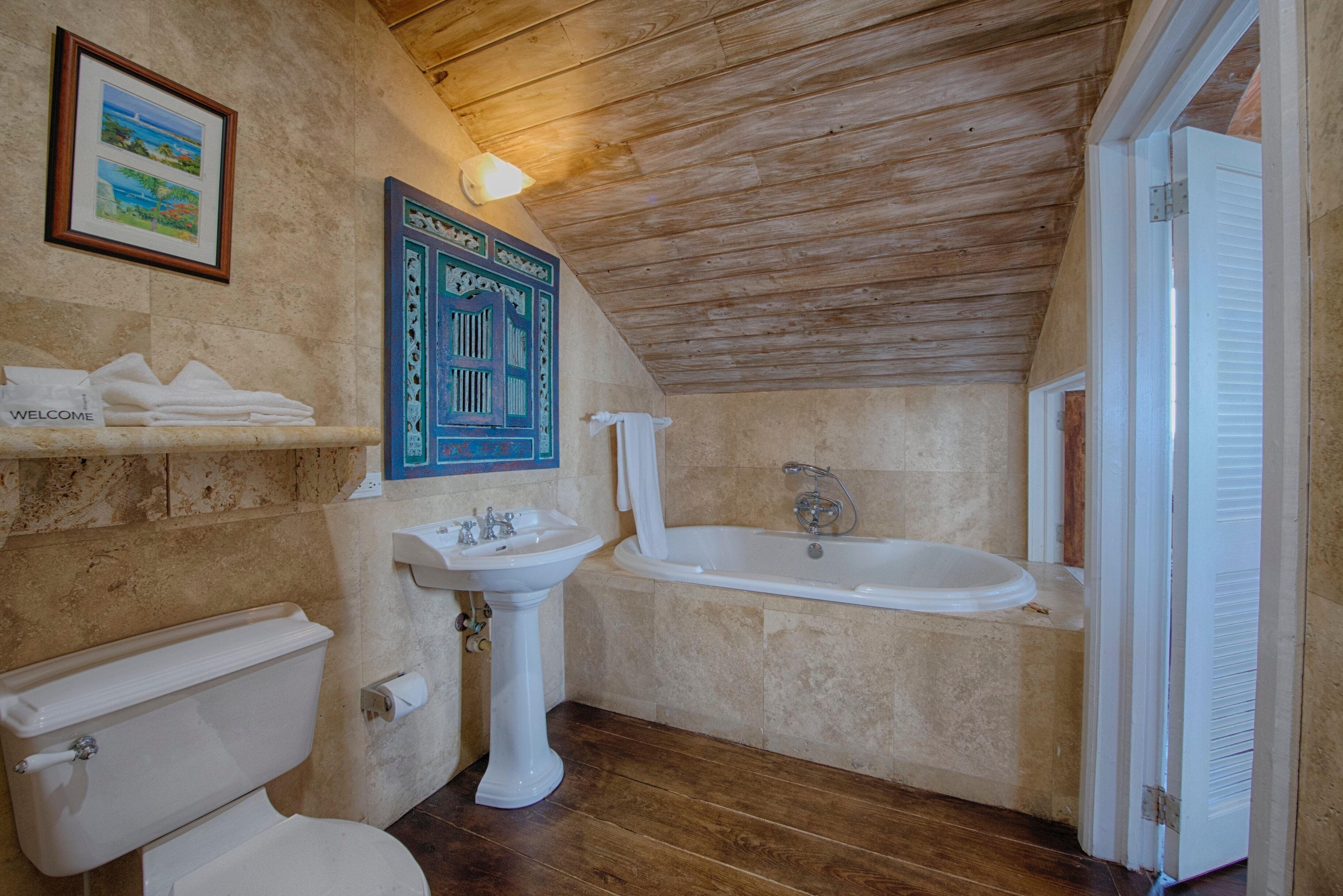 studio suite, 1 king bed, garden view | bathroom | jetted bath, free toiletries, hair dryer, towels