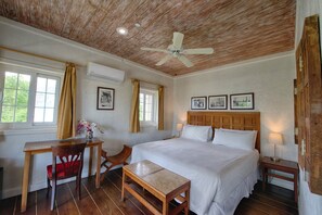 Suite, 1 kingsize-seng, havutsikt | Minibar, skrivebord, skrivebord for bærbar PC og strykejern/-brett