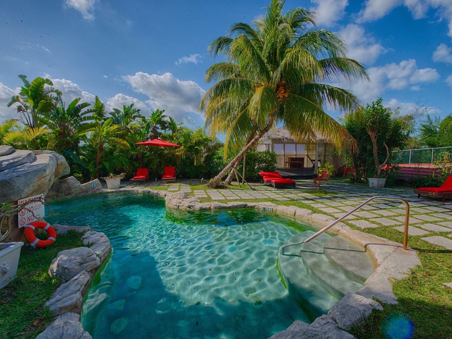 Utomhuspool och solstolar