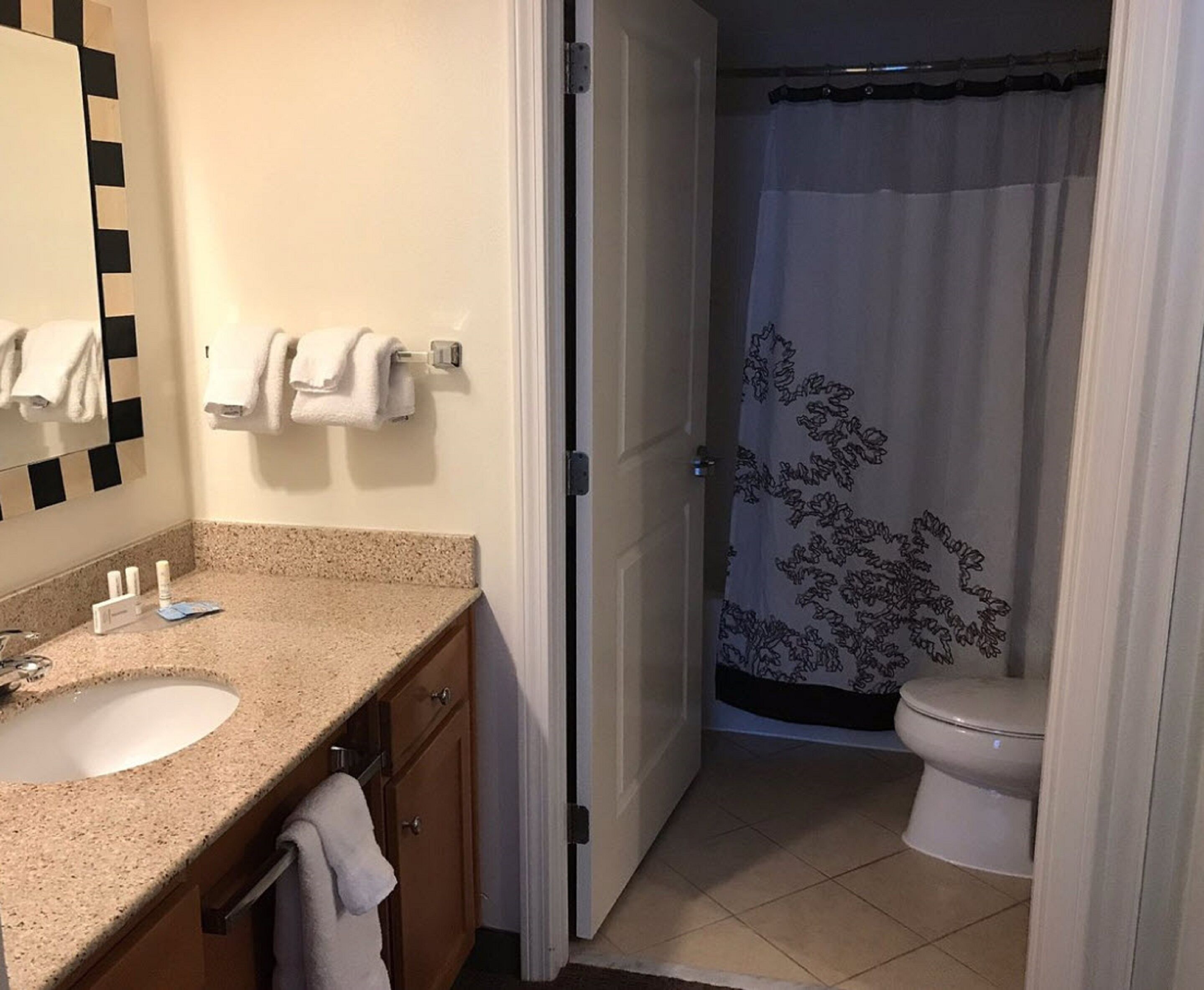 combined shower/bathtub, hair dryer, towels