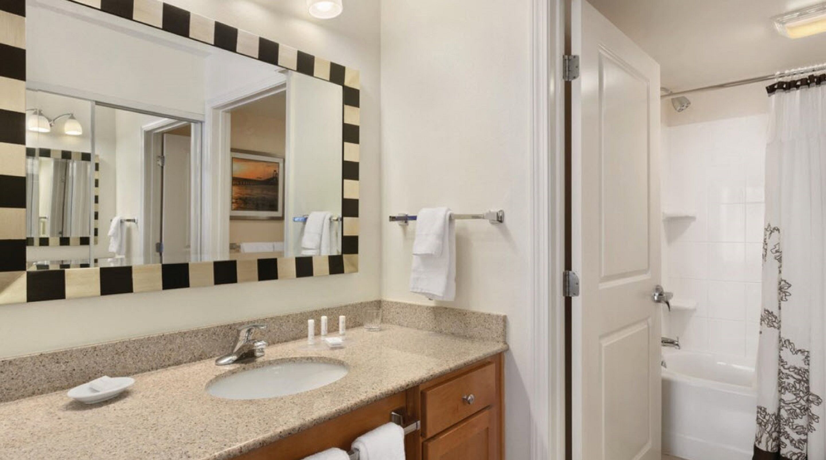 combined shower/bathtub, hair dryer, towels