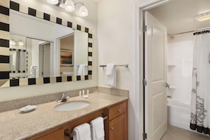 Studio, 1 King Bed with Sofa bed | Bathroom