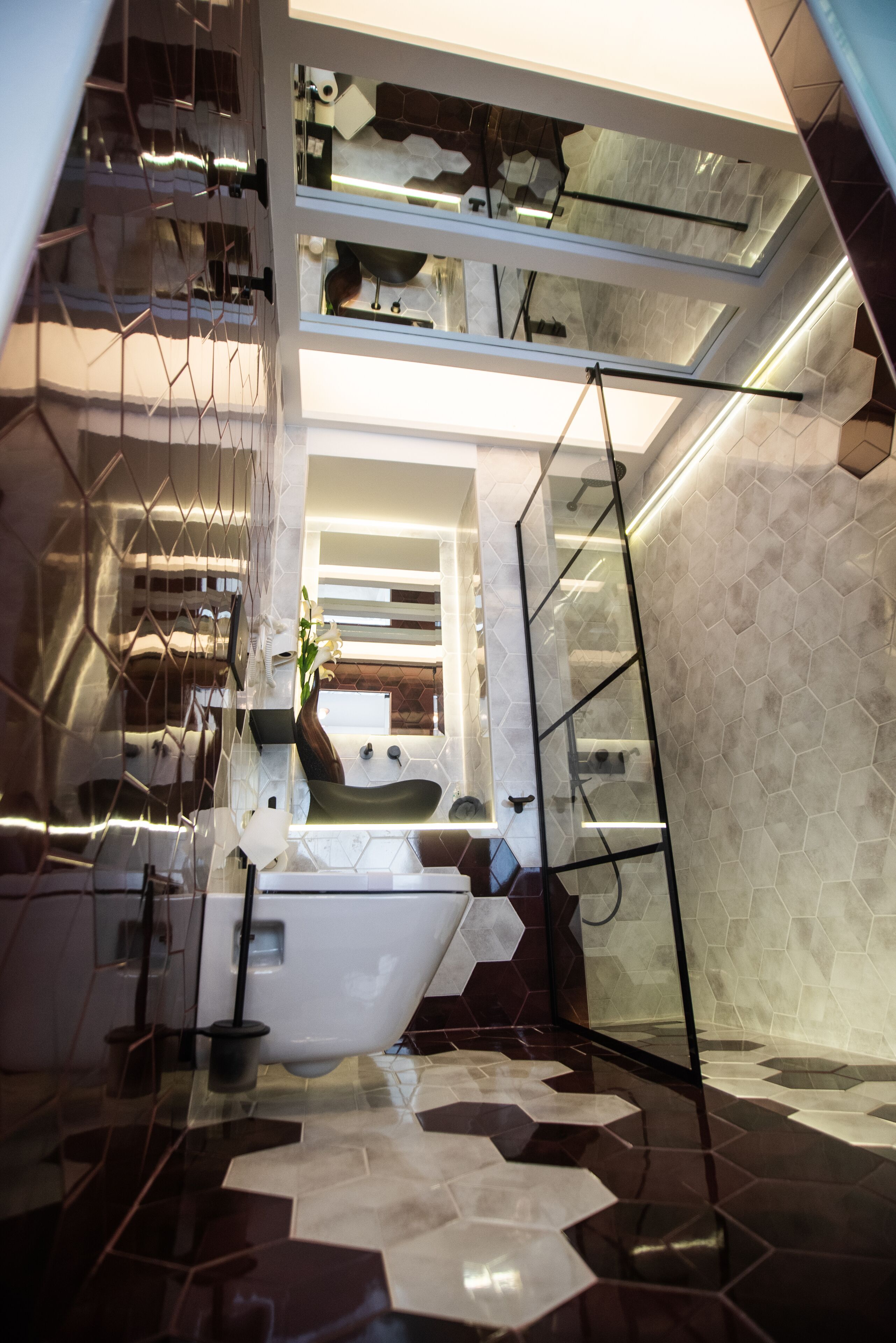 studio suite | bathroom | shower, rainfall showerhead, free toiletries, hair dryer