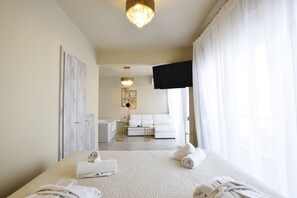 Pillowtop beds, individually decorated, individually furnished - John's Hotel (Chalcis)