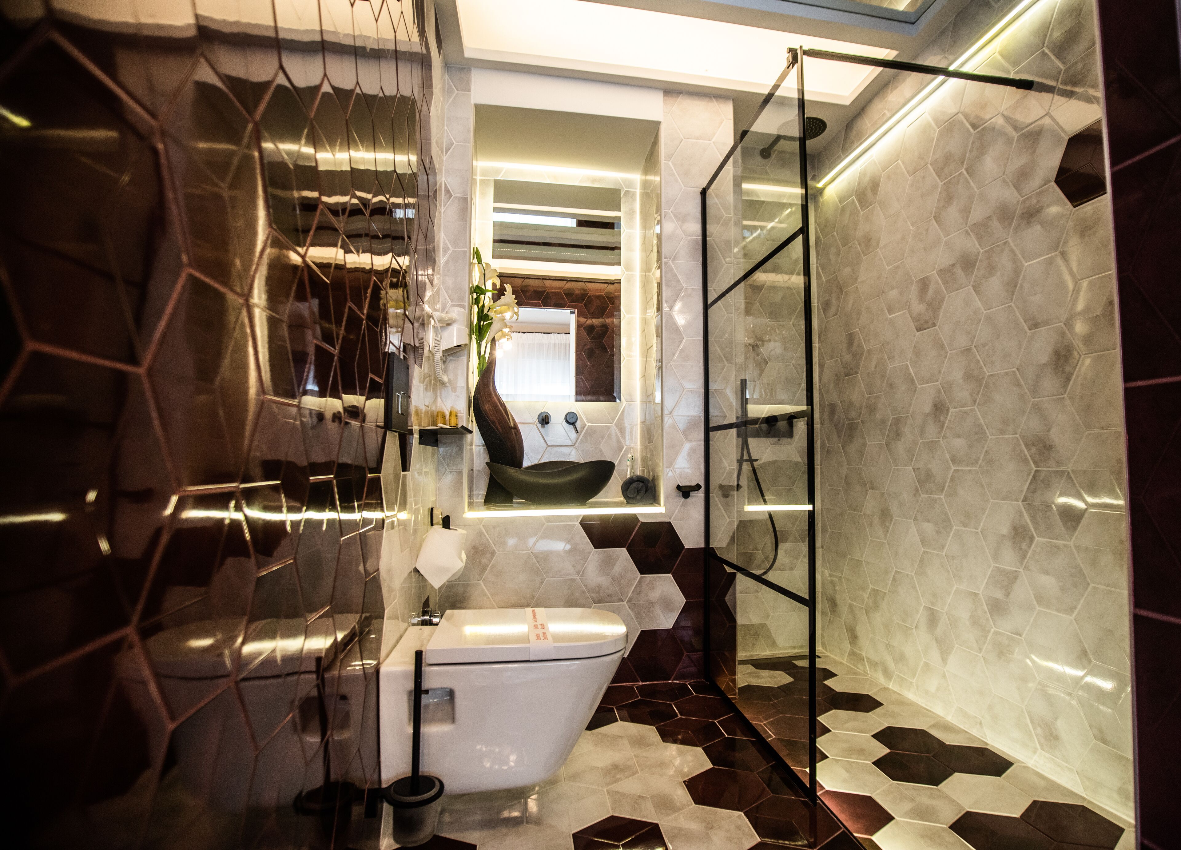 studio suite | bathroom | shower, rainfall showerhead, free toiletries, hair dryer