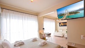 Deluxe Studio Suite | Pillowtop beds, blackout drapes, cribs (free), WiFi (free) - John's Hotel (Chalcis)