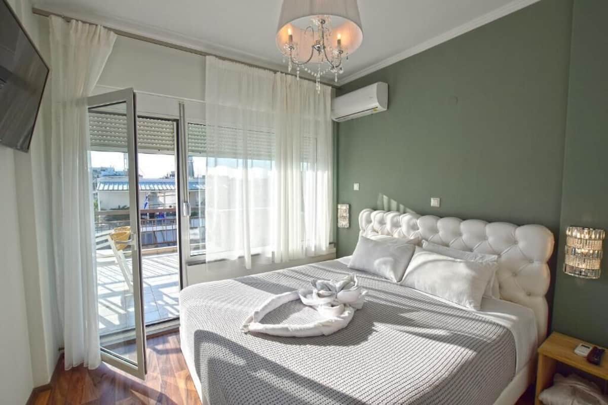 Junior Suite | Pillowtop beds, blackout drapes, cribs (free), WiFi (free)