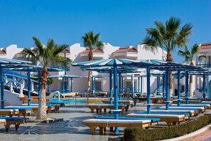 5 outdoor pools, pool loungers