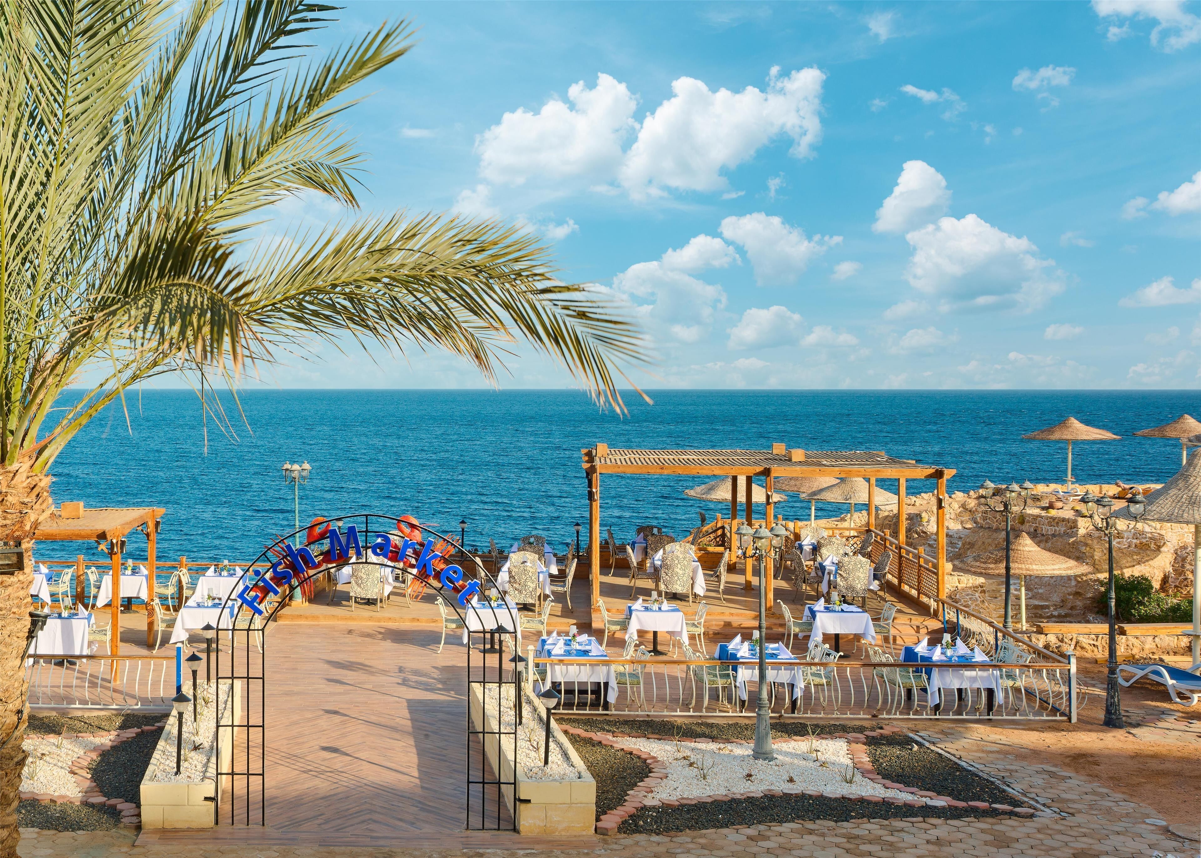 5 間餐廳，供應早餐、午餐和晚餐，國際料理