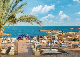 5 restaurants; breakfast, lunch and dinner served 