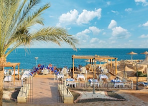 5 restaurantes; se sirve desayuno, almuerzo y cena; cocina internacional