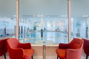 Una piscina cubierta