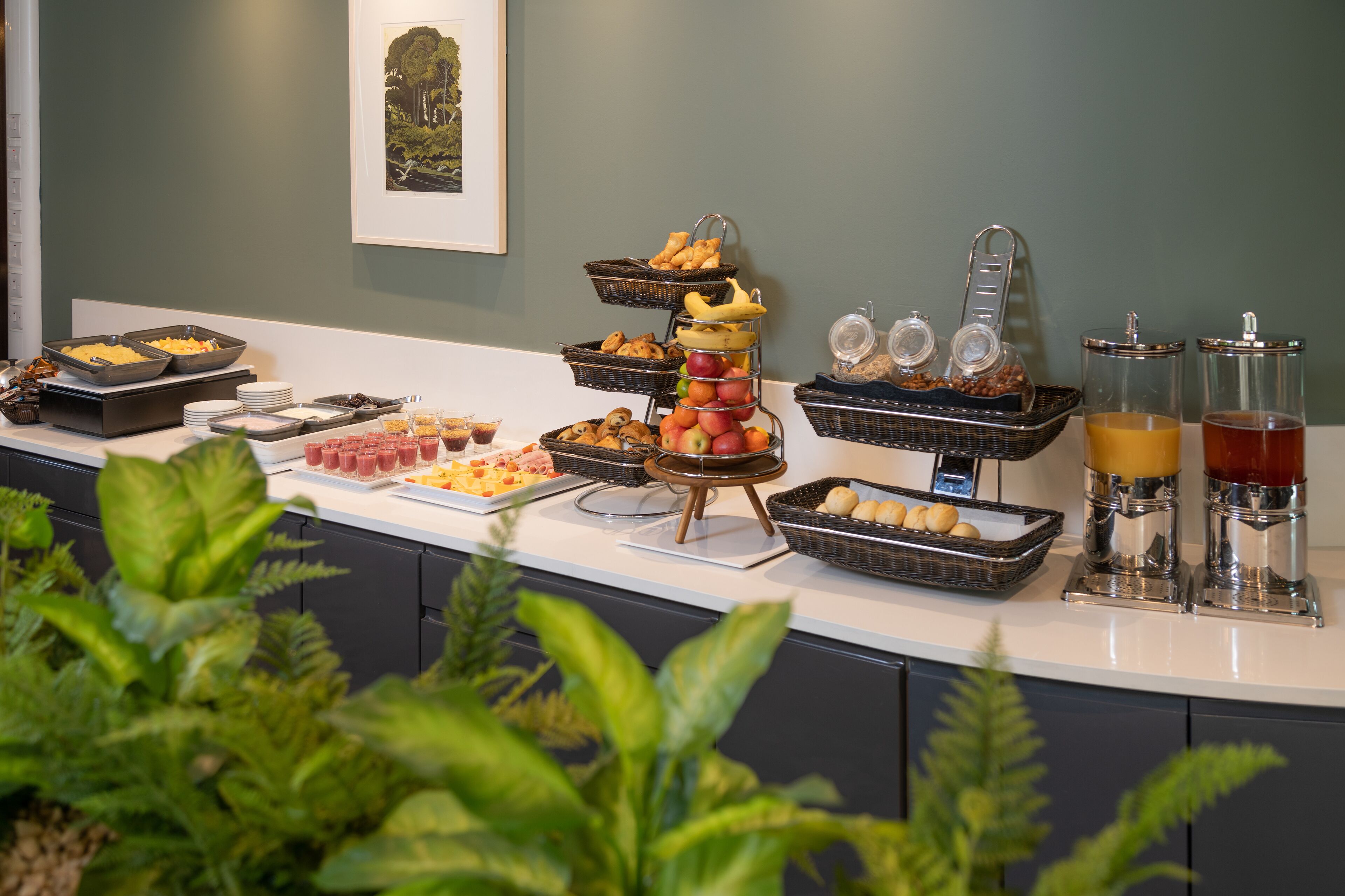 Daily full breakfast (EUR 13.5 per person)