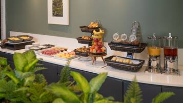 Daily full breakfast (EUR 13.5 per person)