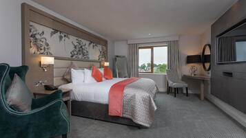 Tallelokero huoneessa, pimennysverhot, äänieristys, silitysrauta/-lauta