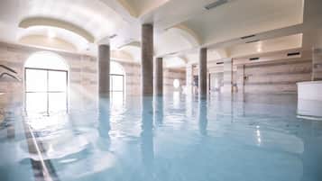 Piscina coperta, piscina stagionale all'aperto, ombrelloni da piscina