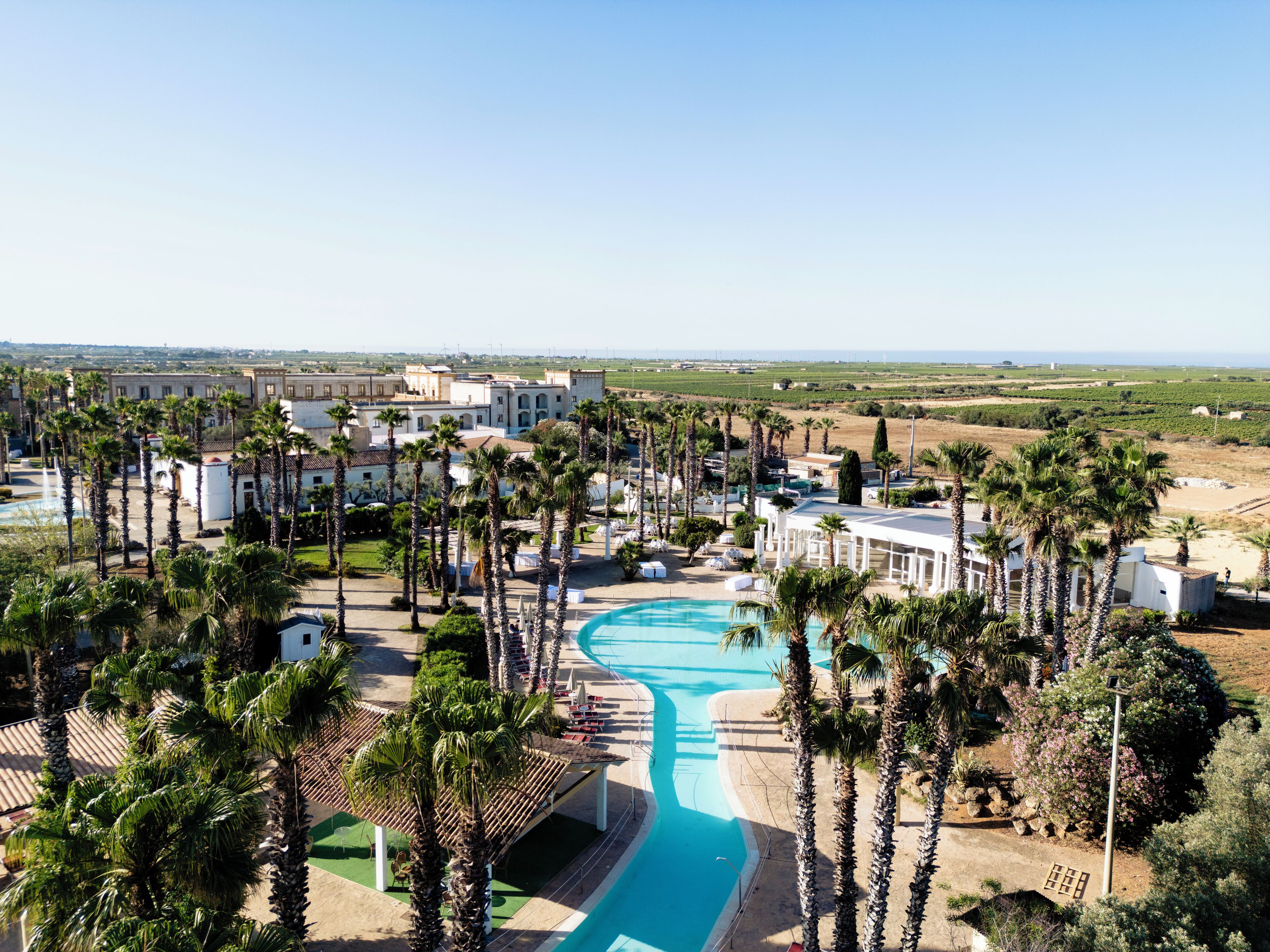 Innenpool, Außenpool (je nach Saison geöffnet), Sonnenschirme