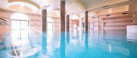 Sales de tractament per a parelles, sauna i banyera d'hidromassatge