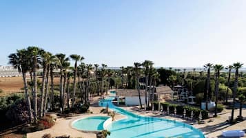Inomhuspool, en sÀsongsöppen utomhuspool, parasoller och solstolar