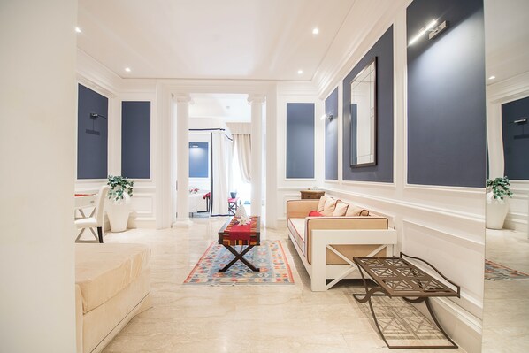 Suite | Minibar, caja fuerte, escritorio y cortinas opacas